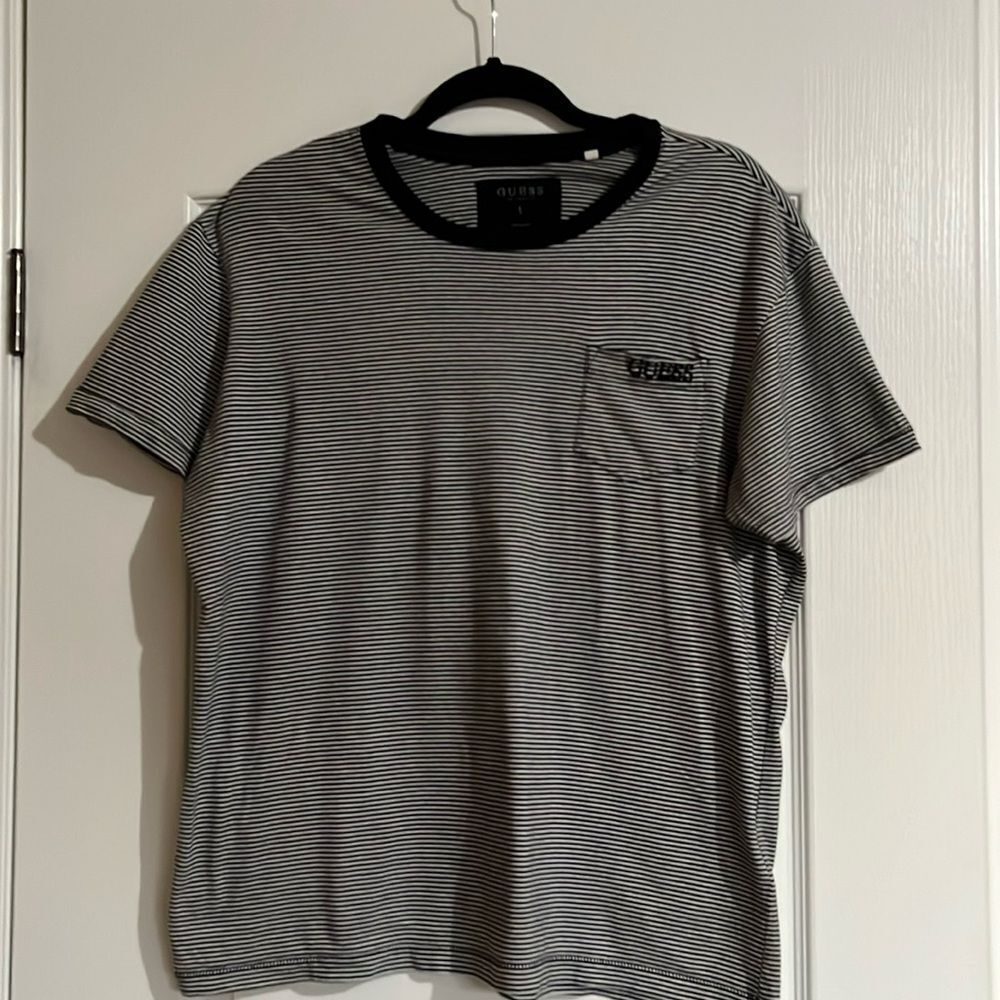 Guess black and white T-shirt/ Size L